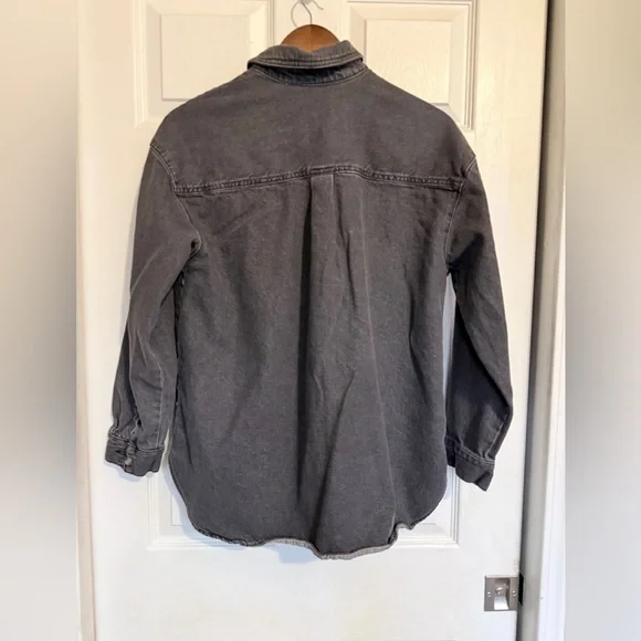 Universal Thread Women's Gray Denim Button Down Shirt - Picture 3 of 7